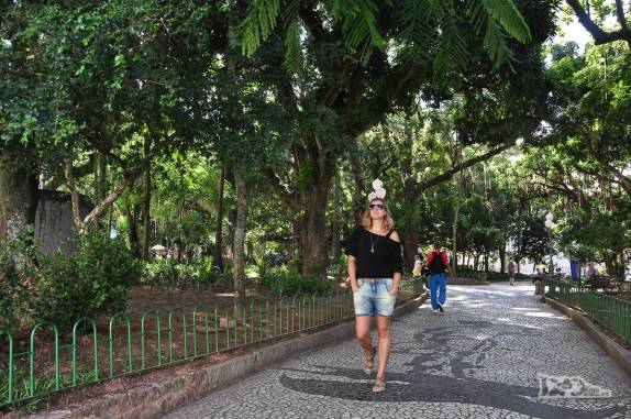 Caminhando na praça XV de Novembro, no centro de Florianópolis, Santa Catarina